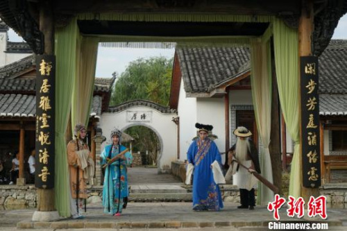 圖為采訪團在厚塘莊園欣賞戲曲?！侨A君　攝