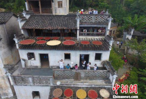 圖為采訪團在婺源篁嶺村采訪?！⒄祭ァz