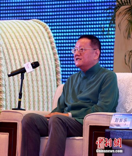9月10日，鳳凰衛(wèi)視控股有限公司董事局主席兼行政總裁劉長(zhǎng)樂在高端論壇上發(fā)言。當(dāng)日，在福州舉行的第九屆世界華文傳媒論壇舉行“如何面對(duì)‘融媒體’”高端論壇。<a target='_blank' >中新社</a>記者 張斌 攝