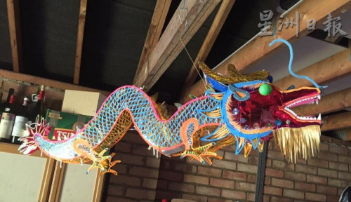 雷發(fā)鑫做的龍形燈籠有“飛龍在天”的氣勢，須耗兩三天才能完成