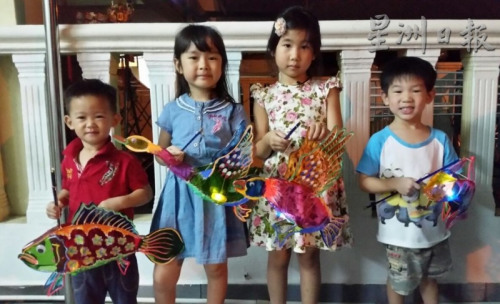 孫兒孫女們提著外公制作的燈籠樂滋滋游街去，讓燈籠伯伯仿佛看見當年女兒們提燈籠炫耀的神氣樣子。