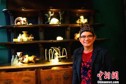 在馬尼拉馬卡蒂阿亞拉博物館一間玻璃陽光房，一個持續(xù)了十天的“在陽光下(A PLACE IN THE SUN)”油畫展9月6日晚落幕。 關(guān)向東 攝