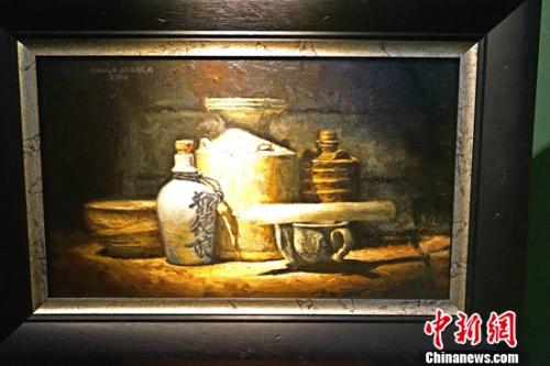 菲律賓畫家DANILO ARRIOLA 油畫作品中國陶瓷和蠟燭。 關(guān)向東 攝