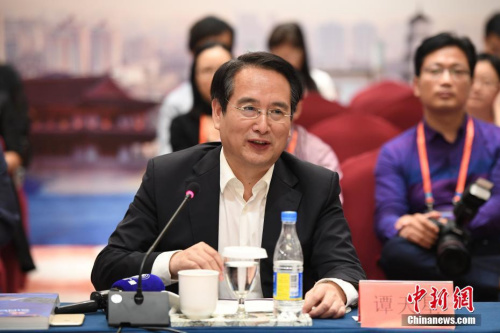 9月10日，第九屆世界華文傳媒論壇——“一帶一路”中的華文媒體分論壇在福州舉行，多位學(xué)者及海外華文媒體代表在論壇上分享觀點(diǎn)，提出問(wèn)題。圖為國(guó)務(wù)院僑務(wù)辦公室副主任譚天星總結(jié)發(fā)言。<a target='_blank' >中新社</a>記者 崔楠 攝