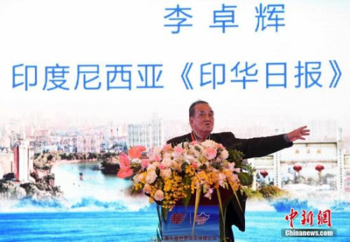 9月11日，第九屆世界華文傳媒論壇繼續(xù)在福州舉行，多位與會(huì)代表在大會(huì)上發(fā)言，分享自己的經(jīng)歷與見(jiàn)解。圖為印度尼西亞《印華日?qǐng)?bào)》總編輯李卓輝發(fā)言。<a target='_blank' >中新社</a>記者 張斌 攝