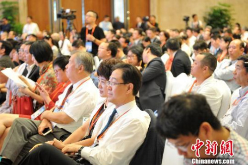 河北省人民政府外事辦公室主任劉曉軍、石家莊市副市長孟祥紅在福州參加第九屆世界華文傳媒論壇?！⌒す饷?攝