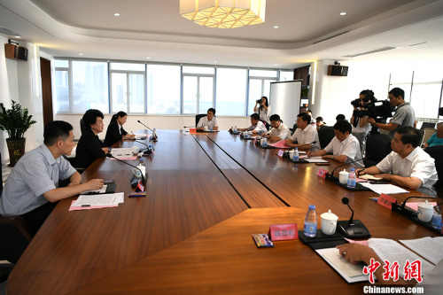 9月10日下午，國務(wù)院僑務(wù)辦公室主任裘援平赴福建“僑夢苑”調(diào)研，考察“僑夢苑”建設(shè)情況，走訪了數(shù)字福建（長樂）產(chǎn)業(yè)園濱海新城等園區(qū)，并與相關(guān)負(fù)責(zé)人座談。圖為裘援平主任與福建省及福州市相關(guān)負(fù)責(zé)人座談。 <a target='_blank' >中新社</a>記者 王東明 攝