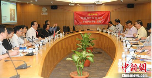 圖為許又聲在與馬華公會(huì)“一帶一路”中心負(fù)責(zé)人交流。 <a target='_blank' >中新社</a>記者 張晨翼 攝