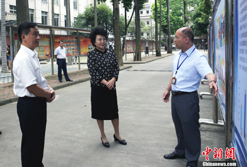 裘援平希望同學(xué)們通過在中國的學(xué)習(xí)，提高中文水平，考上最想上的專業(yè)和大學(xué)。 <a target='_blank' >中新社</a>記者 翟李強(qiáng) 攝