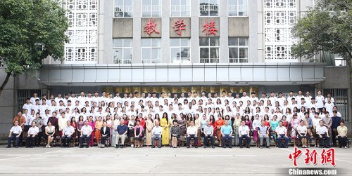 9月11日，中國國務(wù)院僑務(wù)辦公室主任裘援平赴國務(wù)院僑辦華文教育基地——廣西華僑學(xué)校調(diào)研，與東盟華裔留學(xué)生交流。 <a target='_blank' >中新社</a>記者 林浩 攝