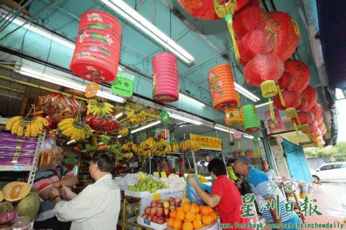 圖為距離中秋節(jié)還有約半個月，滿滿企業(yè)在店外高掛大型紙燈籠。（馬來西亞《星洲日報》）
