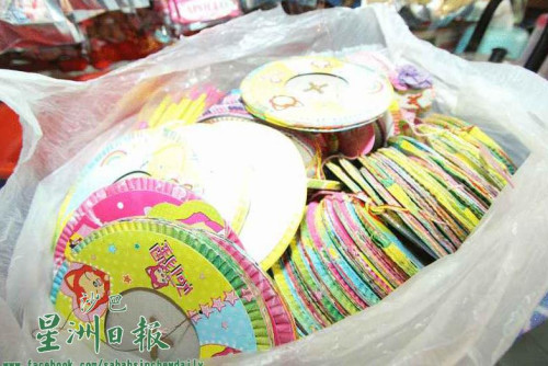 圖為去年從中國進口的紙燈籠還有大量存貨，商家只好以舊價格售賣。（馬來西亞《星洲日報》）