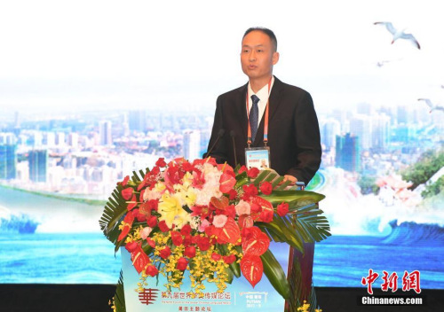 9月13日，南非《華僑新聞報》社長龍吾在論壇上作主旨演講。當日，“海上絲綢之路視野下的媽祖與海外華文傳媒”主題論壇，在媽祖故鄉(xiāng)福建莆田市舉行。<a target='_blank' >中新社</a>記者 張斌 攝