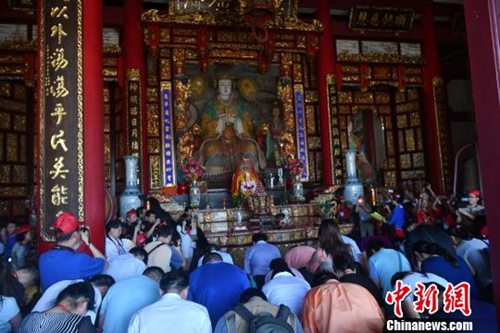 圖為嘉賓拜謁媽祖。　呂明 攝