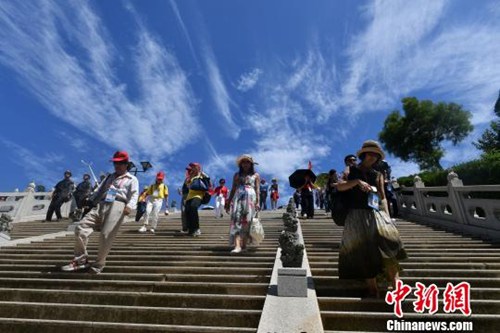 圖為嘉賓參觀天后廣場?！蚊?攝