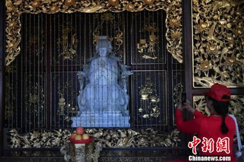 圖為翡翠媽祖像吸晴?！蚊?攝