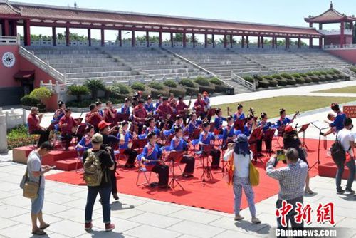 圖為十音八樂表演吸引嘉賓?！蚊?攝