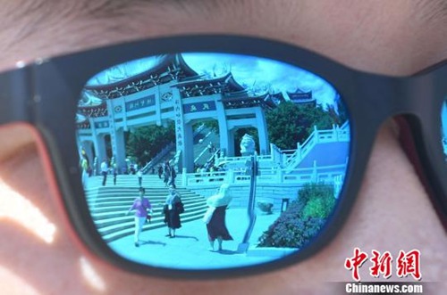 圖為嘉賓參觀天后廣場?！蚊?攝