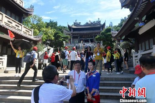 圖為嘉賓參觀媽祖祖廟。　呂明 攝