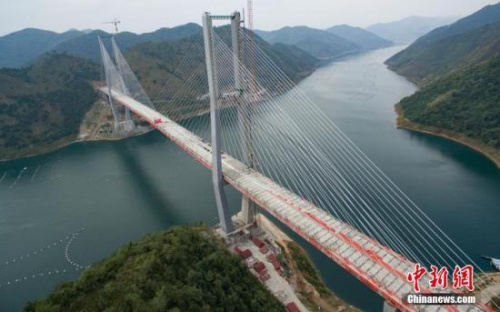 資料圖：航拍實(shí)現(xiàn)合龍的紅水河特大橋。<a target='_blank' >中新社</a>記者 賀俊怡 攝