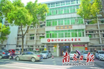  4/41985年，旅美僑胞張寬麟、李婉琴夫婦捐建“寬婉醫(yī)院”，幫助提升梅州醫(yī)療水平。