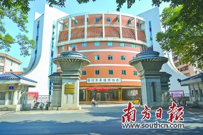  3/4梅州華僑博物館于1995年10月動工建設(shè)，1997年建成，它的建設(shè)得到了海外華僑、港澳臺同胞的大力支持。