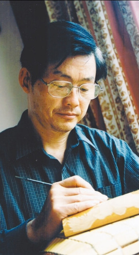 常州留青竹刻國家級代表性傳承人徐秉方正在進行留青竹刻創(chuàng)作。 　　資料圖片