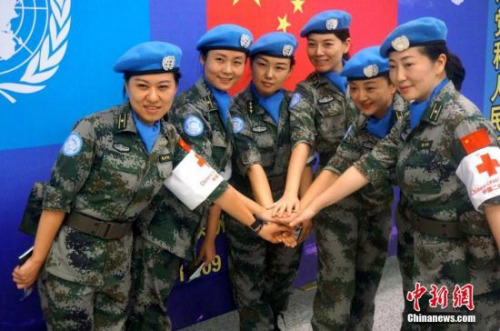 合影留念。 李志全 攝