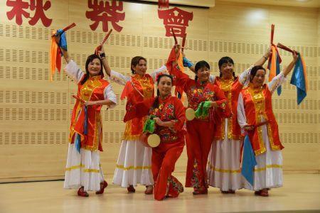 西班牙華人在中秋聯(lián)誼會(huì)上表演腰鼓舞。圖片來源：西班牙《歐華報(bào)》
