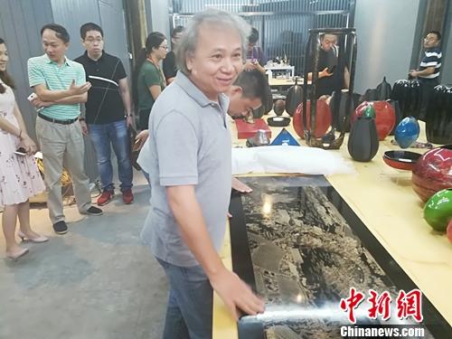 阮界望講解福州脫胎漆器髹飾技藝。上官云 攝