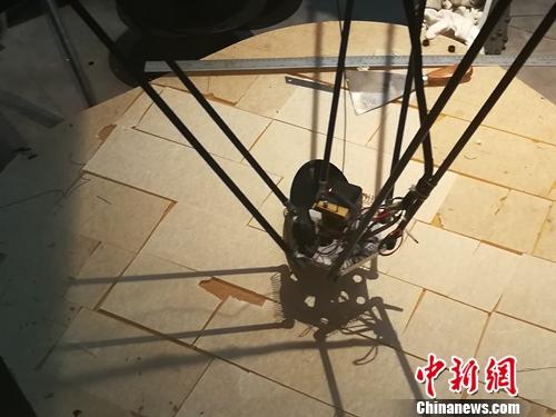 3D打印技術(shù)正在一層層“織”出漆器制作所需要的“模型”。上官云 攝