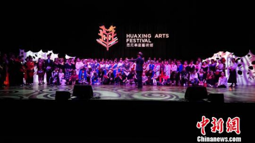 悉尼華星藝術(shù)團團長余俊武指導(dǎo)演員排練?！√丈缣m 攝