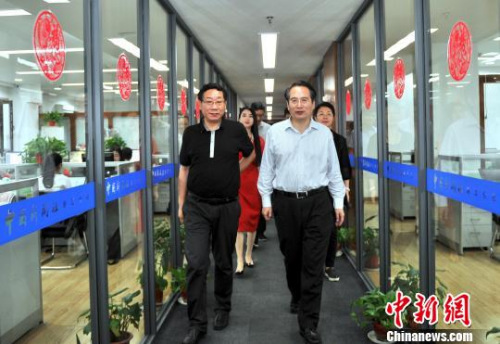 圖為：譚天星調(diào)研<a target='_blank' >中新社</a>浙江分社?！±畛宽?攝