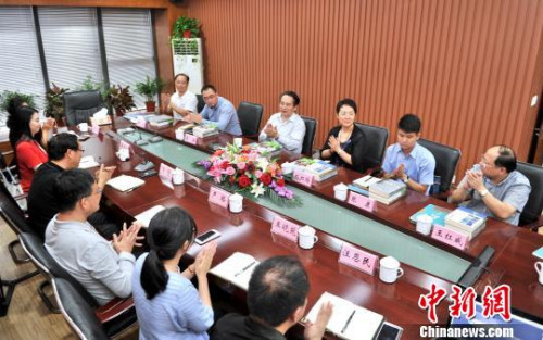 圖為：譚天星調(diào)研<a target='_blank' >中新社</a>浙江分社?！±畛宽?攝