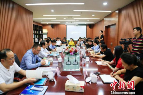 圖為：譚天星調(diào)研<a target='_blank' >中新社</a>浙江分社?！⊥踹h(yuǎn) 攝