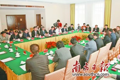 2010年1月29日，列席省政協(xié)十屆三次會(huì)議海外僑胞分組討論。資料圖片