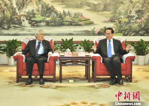 浙江省委書記車俊會見中國海外交流協(xié)會海外理事浙江行的部分代表。　李晨韻 攝