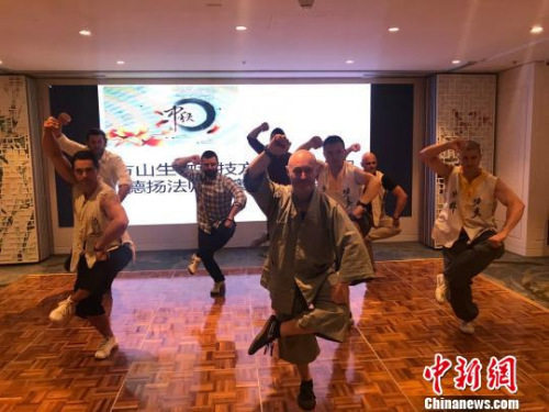 “洋弟子”表演中國功夫。　一諾 攝