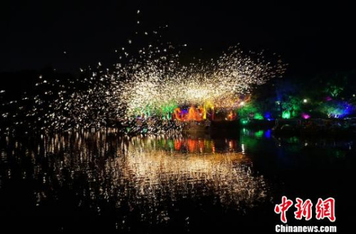 圖為“火龍鋼花”表演現(xiàn)場?！O權(quán) 攝