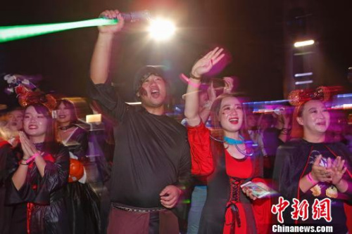  游客們裝扮成自己喜愛的角色在上海迪士尼樂園內(nèi)狂歡?！∫罅⑶?攝