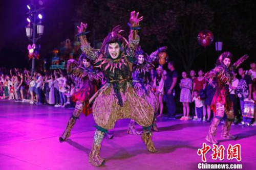 上海迪士尼樂園特別呈現(xiàn)夜間巡游。　殷立勤 攝