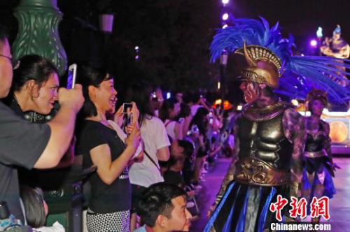 上海迪士尼樂園特別呈現(xiàn)夜間巡游?！∫罅⑶?攝
