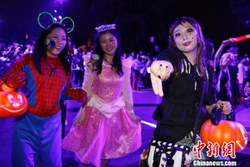 上海迪士尼樂園特別呈現(xiàn)夜間巡游。　殷立勤 攝