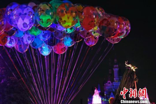 上海迪士尼樂園特別呈現(xiàn)夜間巡游?！∫罅⑶?攝