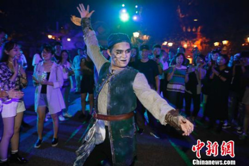 上海迪士尼樂園寶藏灣的“幽靈海盜們”隨時出現(xiàn)在游客的身邊。　殷立勤 攝