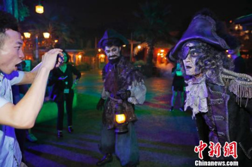 上海迪士尼樂園寶藏灣的“幽靈海盜們”隨時出現(xiàn)在游客的身邊。　殷立勤 攝