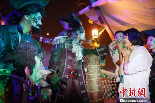 上海迪士尼樂園寶藏灣的“幽靈海盜們”隨時出現(xiàn)在游客的身邊。　殷立勤 攝