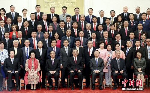 9月28日，中共中央政治局常委、全國政協(xié)主席俞正聲在北京會(huì)見出席中國海外交流協(xié)會(huì)第六次會(huì)員大會(huì)的全體代表，并發(fā)表講話。 <a target='_blank' >中新社</a>記者 杜洋 攝