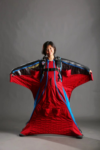 于音展示高空飛行用翼裝。（美國《世界日報》/于音提供）