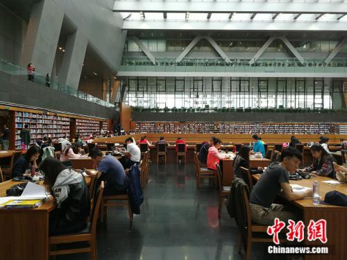 十一黃金周期間，不少人選擇在圖書館度過難得的休閑時(shí)光。圖為假期期間國家圖書館里的閱讀者。<a target='_blank'  >中新網(wǎng)</a>記者 張尼 攝